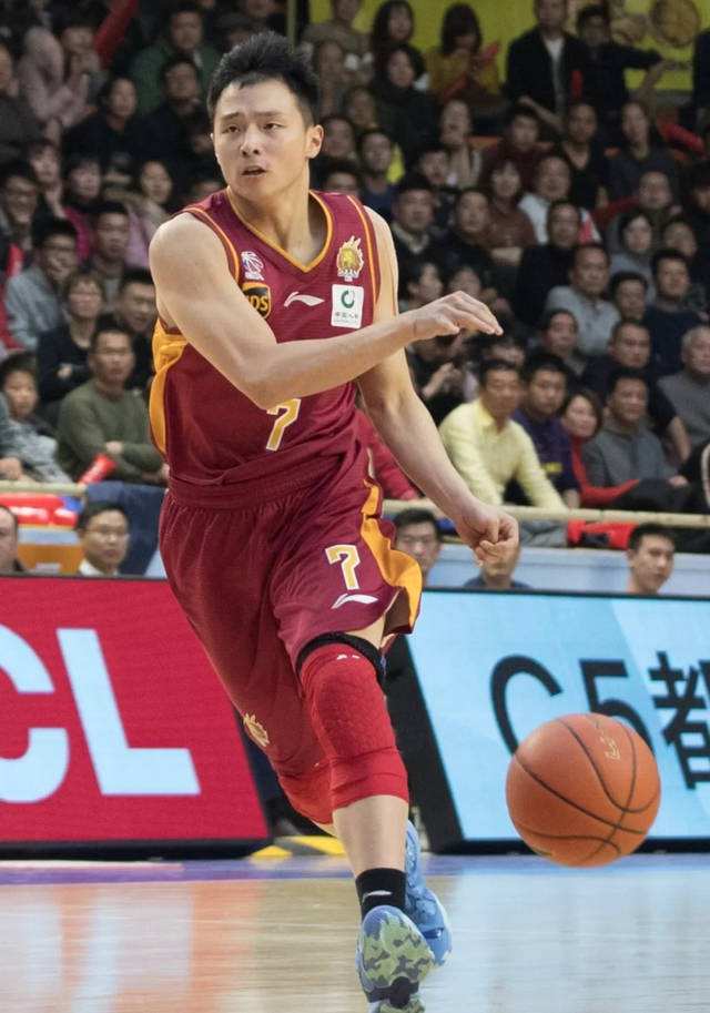包含职业篮球联赛选手秀出超强个人表现的词条